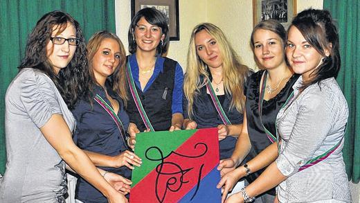 Die Frauen aus Franken: Seit 3. Dezember gibt es die erste und einzige Schweinfurter Damenverbindung Feminae e Franconia. Unser Bild zeigt von links: Füxin Kristina Halbe, Consenora Mellanie Pilz, Senora Cansin Can, Subsenora Julia Promeuschel, Füxin Carina Auth und die Füxin Julia Weber (nicht dabei Füxin Michelle Müller). In den Händen halten die Damen den Zirkel auf Grün, Magenta und Blau.