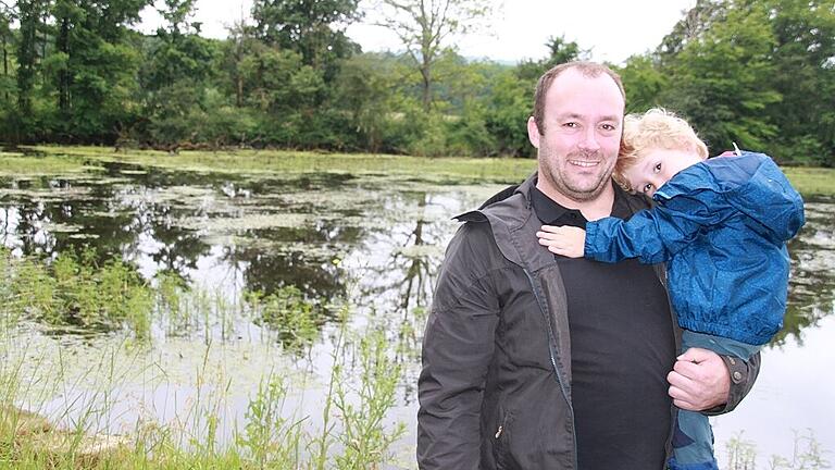 Biberberater Frank Stierhof steht mit seinem Sohn Henry am Schenkensee in Dornheim. Ganz in der Nähe ist der erste Biber im Landkreis Kitzingen vor rund 17 Jahren gesichtet worden. Mittlerweile sorgen die Nager im Landkreis Kitzingen nicht nur für Freude.