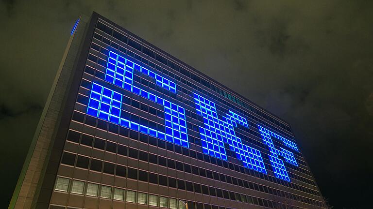 Das SKF-Hochhaus in der Gunnar-Wester-Straße mit seinem markanten Schriftzug bei Nacht.