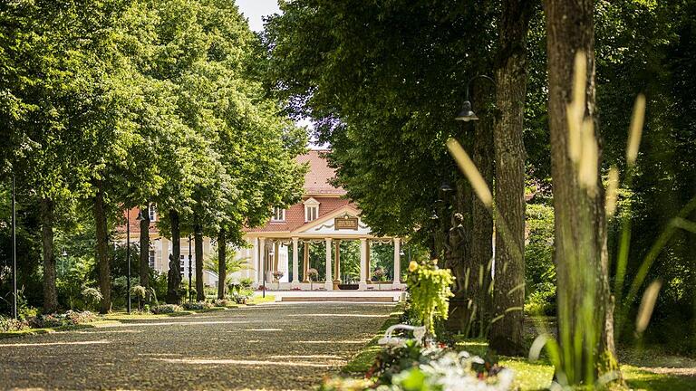 Wegen der Pandemie  musste auch im vergangenen Jahr für viele der Urlaub ausfallen. Das war auch in Bad Bocklet spürbar. Unser Foto zeigt den leeren Kurpark.       -  Wegen der Pandemie  musste auch im vergangenen Jahr für viele der Urlaub ausfallen. Das war auch in Bad Bocklet spürbar. Unser Foto zeigt den leeren Kurpark.