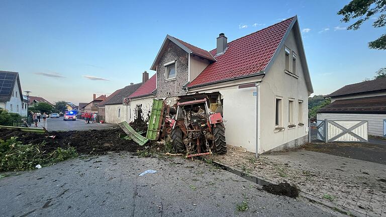 Am Samstagabend schlug nahezu ungebremst ein mit rund sechs Tonnen Mist beladener Traktor in die Wand eines Hauses in der Lindenstraße von Bischofsheim.