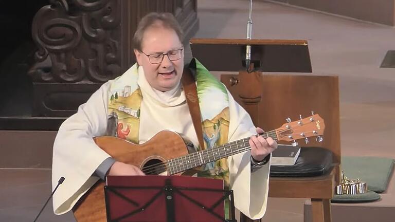 Pfarrer Thomas Eschenbacher trat diesmal mit Gitarre auf.