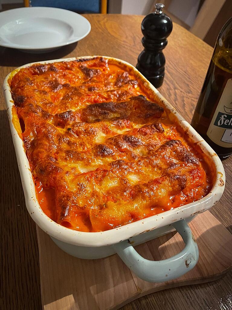 Beim letzten Geburtstag vorgekocht und sogar vom fleischliebenden Herrn Papa für gut befunden – die gefüllten Cannelloni von Johanna Heim. Beim letzten Geburtstag vorgekocht und sogar vom fleischliebenden Herrn Papa für gut befunden – die gefüllten Cannelloni von Johanna Heim.
