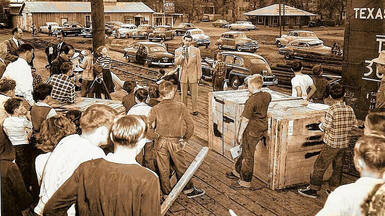 Die Anfänge 1951. Der Arlingtoner Bürgermeister Tom Vandergriff schickt die ersten Hilfslieferungen an der Bahnstrecke in Arlington auf die Reise nach Königshofen im Grabfeld. Die Anfänge 1951. Der Arlingtoner Bürgermeister Tom Vandergriff schickt die ersten Hilfslieferungen an der Bahnstrecke in Arlington auf die Reise nach Königshofen im Grabfeld.