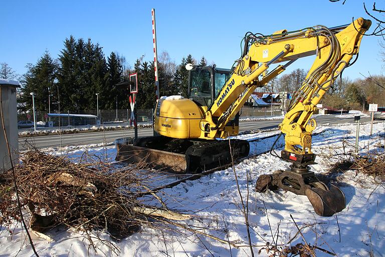 Zur regelmäßigen Grün-Pflegemaßnahme kommt ein Bagger auf das Gleisbett der Steigerwaldbahn, wie hier aktuell auf die Trasse bei Wiesentheid. Der Besitzer, die Firma Gleisrückbau Meißner ist in diesen Tage dabei, die Strecke der Steigerwaldbahn freizuschneiden. Bis Ende Februar ist das noch erlaubt.