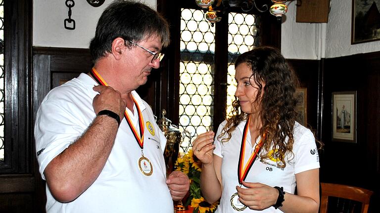 Neuzugang Olga Babiy ist zum ersten Mal in der siegreichen Mannschaft und erhielt, wie ihre Vorgängerinnen, die Goldene Ehrennadel des Vereins vom Vorsitzenden Jürgen Müller.