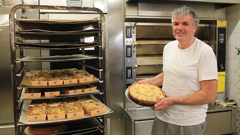 Bäckermeister Rupert Mahler hat zwar auch mit den enorm gestiegenen Stromkosten zu kämpfen, aber er hat Glück, dass Volkach während der Weinlesezeit voller Gäste ist, die auch noch Geld für Kuchen ausgeben.