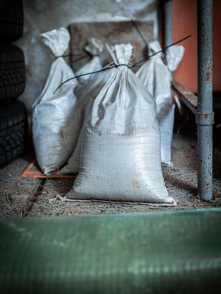 Auf das Schlimmste vorbereitet: Die Ortegels lagern in ihrer Garage weiterhin Sandsäcke.