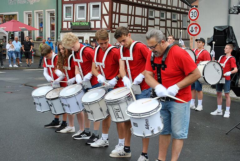 Das Drumcorps der Kreismusikschule eröffnete den Sommerzauber in Bad Königshofen.