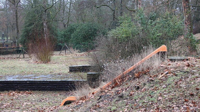 Der verwaiste Spielplatz an der Lindesmühlpromenade       -  Seit Jahren liegt der frühere Spielplatz an der Lindesmühlpromenade brach. Jetzt gibt es eine Perspektive für das 8000 Quadratmeter große Areal.