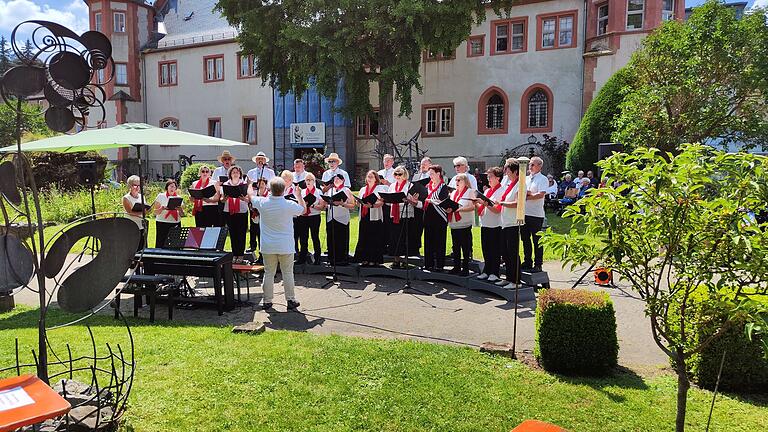 Strahlender Sonnenschein begleitete die Chöre von Mainstockheim, Albertshofen und Iphofen bei der diesjährigen Schloß-Serenade im Innenhof des Schloß Ebracher Hof. Hier ist Uwe Ungerer am Piano mit seinem Chor der Sangesfreunde zu sehen.&nbsp;