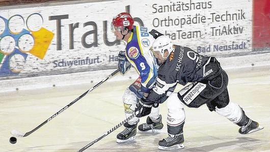 Für Haßfurts Marcel Schorr (rechts) und seinen Teamkollegen wird es schwer, im zweiten Derby gegen die Schweinfurter &bdquo;Mighty Dogs&ldquo; (links Johannes Weyer) erneut die Oberhand zu behalten.