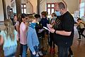 Zum Abschluss des Sommerferien-Leseclubs bekamen die Mädchen und Jungen von Detektiv Alexander Schrumpf einen Junior-Detektiv-Ausweis überreicht.