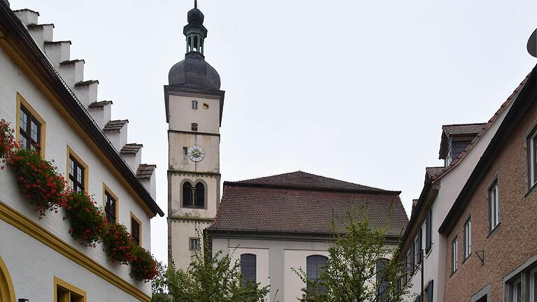 Die St. Johanniskirche in Mainbernheim wird saniert. Als Eigentümer des Turms ist auch die Stadt mit im Boot.