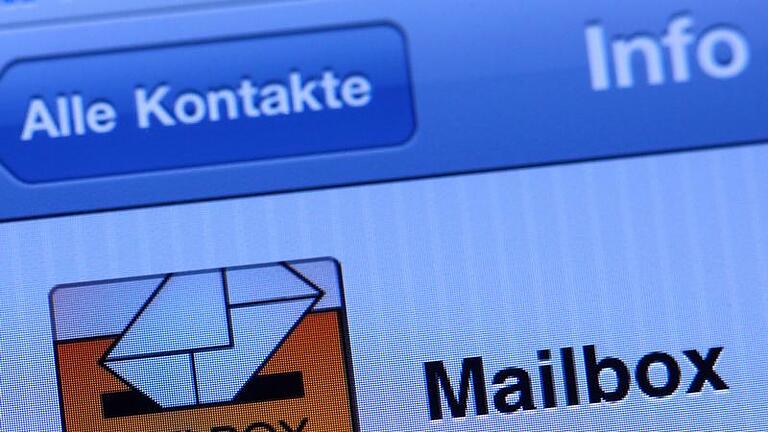 Mailbox auf dem Display eines Mobiltelefons. Foto: Jens Büttner       -  Über einen direkten Rückruf an die Mailbox, kann versucht werden, den unbekannten Anrufer zu ermitteln.