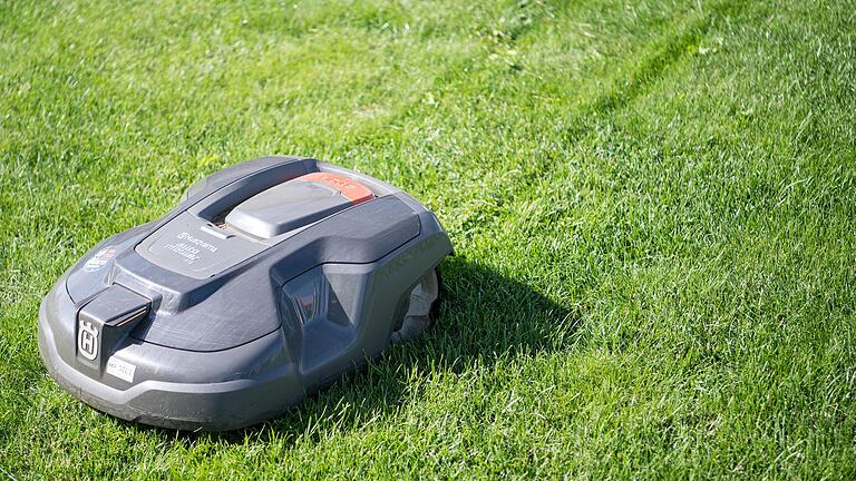 Hat der Rasen im Frühjahr eine Höhe von zehn Zentimetern erreicht, darf er wieder gemäht werden. Hat der Rasen im Frühjahr eine Höhe von zehn Zentimetern erreicht, darf er wieder gemäht werden.