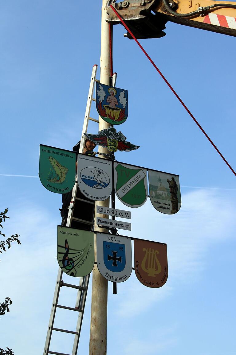 Abschließend erhielt dieser noch die Wappen der Dittigheimer Vereine