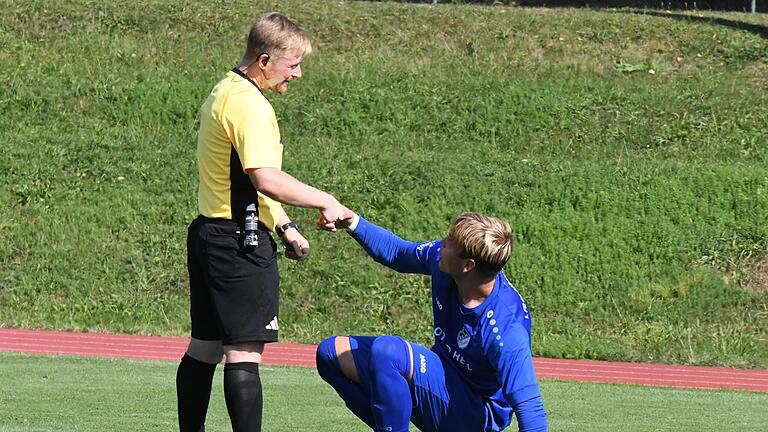 Ob hier Schiedsrichter Peter Flach dem Kissinger Luka Maric beim 5:0-Heimsieg zum Tor gratuliert, ist nicht bekannt. - Ob hier Schiedsrichter Peter Flach dem Kissinger Luka Maric beim 5:0-Heimsieg zum Tor gratuliert, ist nicht bekannt. Ob hier Schiedsrichter Peter Flach dem Kissinger Luka Maric beim 5:0-Heimsieg zum Tor gratuliert, ist nicht bekannt. - Ob hier Schiedsrichter Peter Flach dem Kissinger Luka Maric beim 5:0-Heimsieg zum Tor gratuliert, ist nicht bekannt.