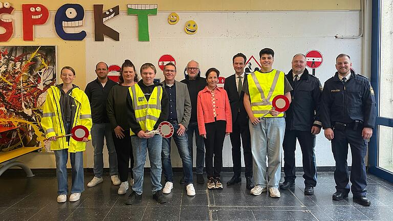 Die Verkehrswacht Schweinfurt will eng mit den Schulen und Behörden in Gerolzhofen zusammenarbeiten: (von links) Helena Fischer, Dominik Polster (beide Mittelschule), Tina Sauer, Felix Lösch, André Krauß (beide Mittelschule), Vorsitzender der Verkehrswacht, Adi Schön, Barbara Heining (Grundschule), Landrat Florian Töpper, Mittelschüler Bera Ersoy, sowie Bernhard Warmuth und Christopher Haßlan von der Polizei. Die Verkehrswacht Schweinfurt will eng mit den Schulen und Behörden in Gerolzhofen zusammenarbeiten: (von links) Helena Fischer, Dominik Polster (beide Mittelschule), Tina Sauer, Felix Lösch, André Krauß (beide Mittelschule), Vorsitzender der Verkehrswacht, Adi Schön, Barbara Heining (Grundschule), Landrat Florian Töpper, Mittelschüler Bera Ersoy, sowie Bernhard Warmuth und Christopher Haßlan von der Polizei.