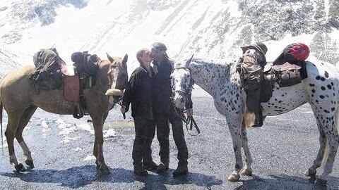 Ein Küsschen vor dem majestätischen Berg: Rüdiger und Monika Staab mit ihren Pferden Cheyenne und Käth beim Aufstieg am Timmelsjoch.