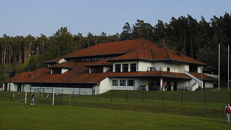 Die Ziegel auf dem Norddach der 'Wollbacher Halle' sind nach weit über 30 Jahren so schadhaft, dass sie ausgetauscht werden müssen. Ein mit 90.000 Euro nicht gerade billiges Unterfangen. Die Ziegel auf dem Norddach der 'Wollbacher Halle' sind nach weit über 30 Jahren so schadhaft, dass sie ausgetauscht werden müssen. Ein mit 90.000 Euro nicht gerade billiges Unterfangen.