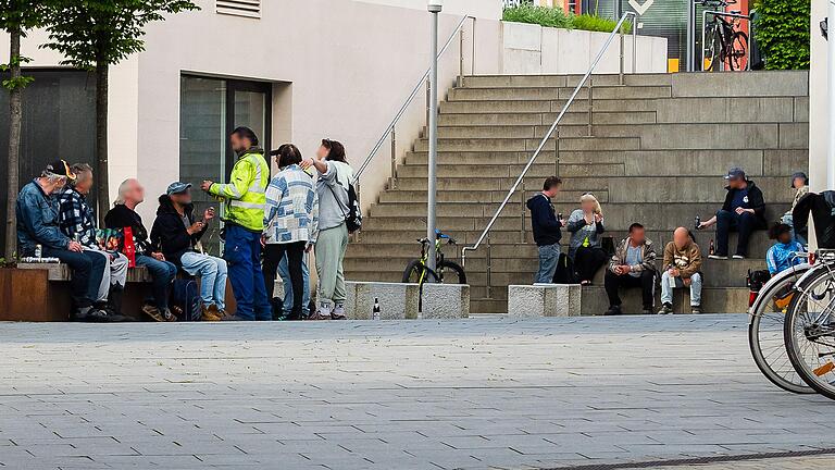 An einigen Orten in Schweinfurt, etwa in der Hadergasse am vergangenen Samstag, halten sich wohl nicht alle Menschen an Maskenpflicht und Kontaktbeschränkung.