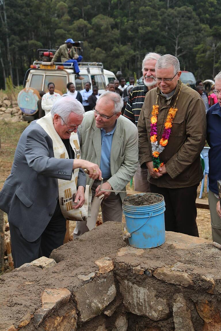 2014 platzierte Bischof Dr. Friedhelm Hofmann (links) einen symbolischen Eckstein im Fundament des Rohbaus von LIHETI. Begleitet wurde er damals unter anderem von BIschof Bernardo Johannes Bahlmann (rechts) aus dem brasilianischen Partnerbistum Óbidos.