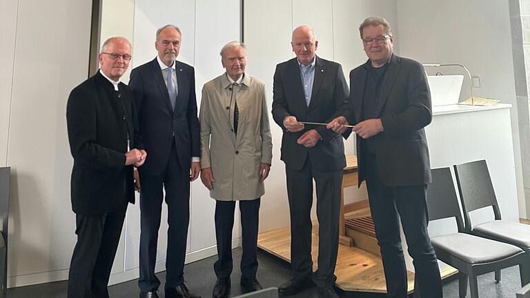 Freude über die neue Pfeifenorgel (v.l.): Pfarrer Bernhard Stühler, Oberpflegamtsdirektor Walter Herberth, Prof. Hermann Gerlinger, Hans-Georg Vleugels und Gregor Frede. Freude über die neue Pfeifenorgel (v.l.): Pfarrer Bernhard Stühler, Oberpflegamtsdirektor Walter Herberth, Prof. Hermann Gerlinger, Hans-Georg Vleugels und Gregor Frede.
