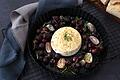 Gebackener Camembert mit Trauben       -  Der Camembert kommt in die Mitte, Schalotten und Tafeltrauben drumherum. Getoppt mit einem würzigen Dressing kommt das Blech in den Ofen.