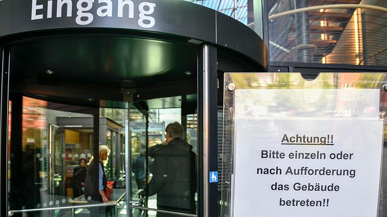Vor einiger Zeit ist am Würzburger Landgericht ein Fall verhandelt worden, bei dem die Verteidigung wegen der Anabolika-Abhängigkeit des Angeklagten Unterbringung nach Paragraph 64 Strafgesetzbuch gefordert hatte. Dies würde die Unterbringung in einer Entziehungsanstalt bedeuten. Vor einiger Zeit ist am Würzburger Landgericht ein Fall verhandelt worden, bei dem die Verteidigung wegen der Anabolika-Abhängigkeit des Angeklagten Unterbringung nach Paragraph 64 Strafgesetzbuch gefordert hatte. Dies würde die Unterbringung in einer Entziehungsanstalt bedeuten. 