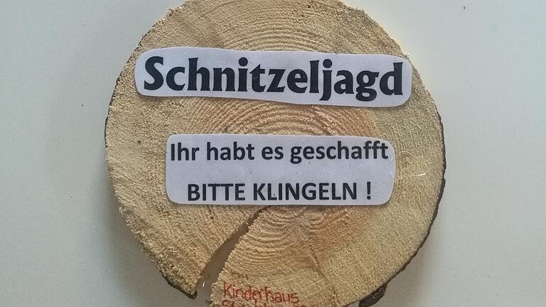 Am Ende der Schnitzeljagd gibt es für die Kinder eine Belohnung im Kinderhaus.