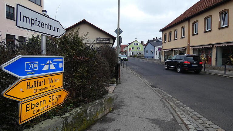 In der Ebelsbacher Ortsdurchfahrt ist der Weg zum Impfzentrum gut ausgeschildert. Lediglich am Eingang des Impfzentrums selbst, wäre eine größere Hinweistafel sinnvoll.