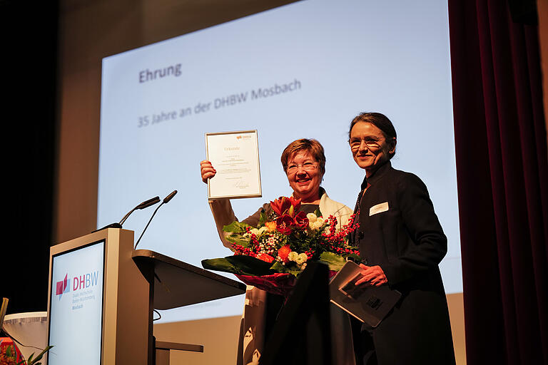 Überraschung für Prof. Gabi Jeck-Schlottmann (links): Sie wurde von Prof. Martina Klärle für ihre 35-jährige Tätigkeit an der DHBW geehrt.