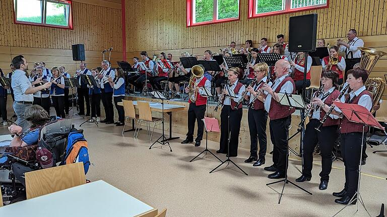 Beim Gemeinschaftskonzert der Großrinderfelder Musikkapellen zum Jubiläum des Heimat- und Kulturvereins führte sogar Bürgermeister Johannes Leibold den Taktstock.