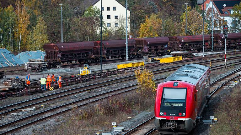 Franken-Sachsen-Magistrale der Bahn - Nordbayern wartet auf die Elektrifizierung der Franken-Sachsen-Magistrale. (Archivbild) Franken-Sachsen-Magistrale der Bahn - Nordbayern wartet auf die Elektrifizierung der Franken-Sachsen-Magistrale. (Archivbild)