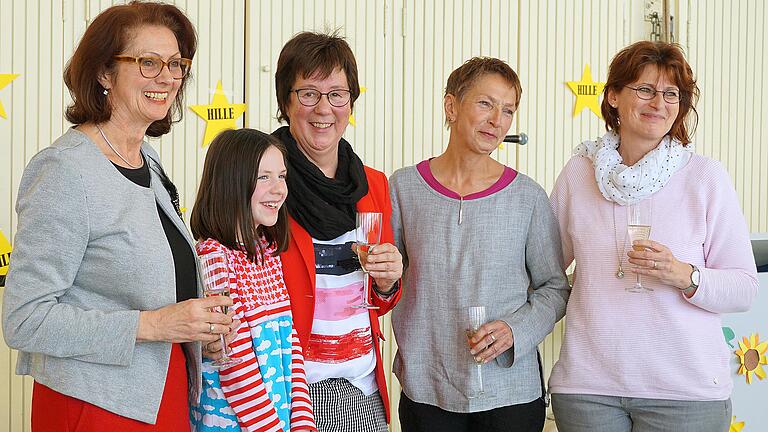 Es wurde viel gelacht, bei der Verabschiedung von Hille Niklaus (dritte von links). Mit ihr freuen sich nach einem gelungenen Sketch (von links) Schulleiterin Maria Scheuring, Matilda Arnold, Petra Osmers und Angelika Löffelmann.