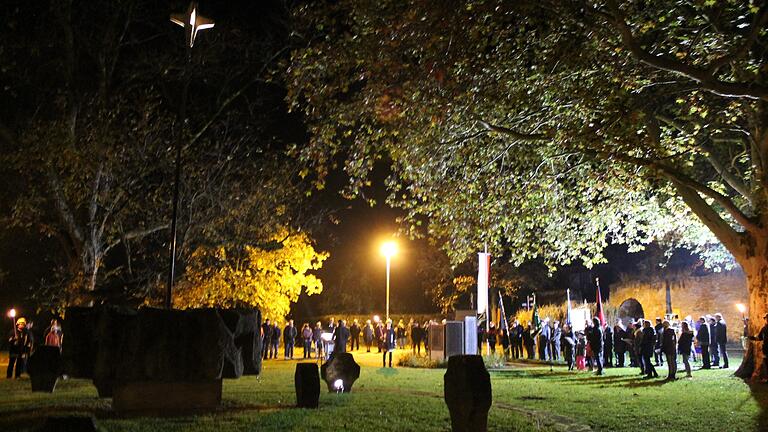 Am Samstagabend lud die Stadt Gerolzhofen anlässlich des Volkstrauertags zu einer Feierstunde am Mahnmal.