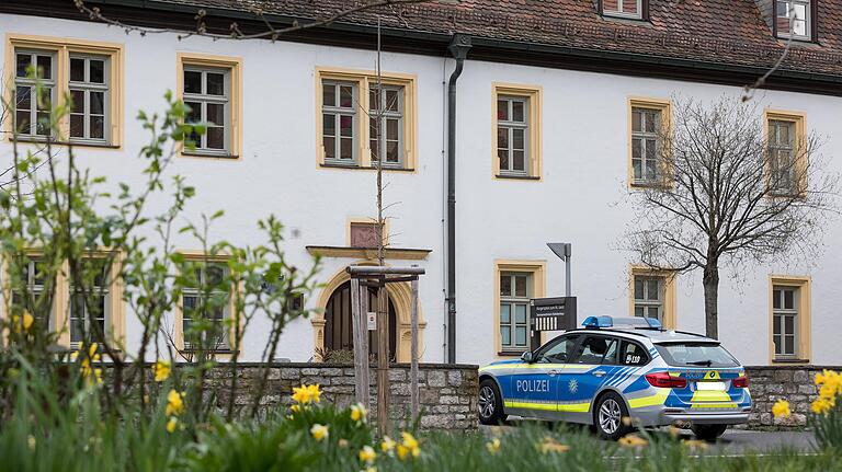 Der Ehehaltenhaus-Altbau des Seniorenheims: Immer wieder fuhr am Samstag Polizei vor.