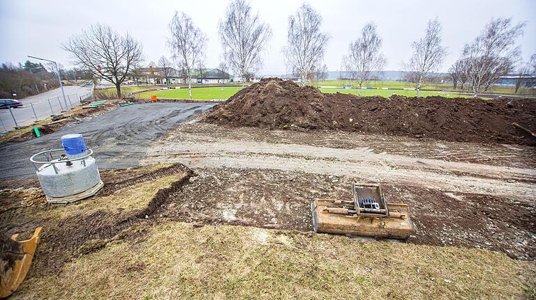 Die Erdbewegungsarbeiten am Eichelsee haben begonnen. Hier baut die Stadt Haßfurt eine neue Turnhalle.