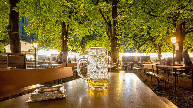 243779007.jpg       -  Die Bierpreise könnten im Biergarten diesen Sommer Rekordpreise erreichen.