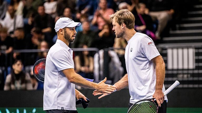 Tim Pütz (l) und Kevin Krawietz       -  Tim Pütz (l) und Kevin Krawietz dürfen sich über den Einzug in das erste gemeinsame Grand-Slam-Finale freuen.