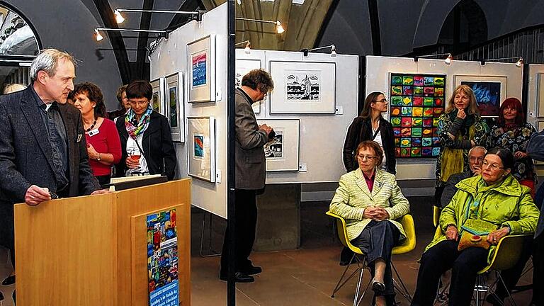 Alles im Fluss: Blick in die Ausstellung der Schweinfurter Radierwerkstatt. Am Pult Hans Georg Schmidt, der &bdquo;Meister&ldquo; der Druckpressen.