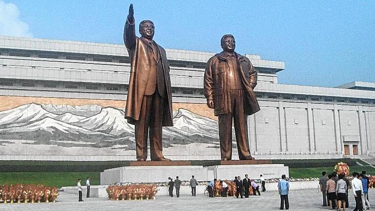 Das &bdquo;große Monument&ldquo;: Diktator Kim Il-Sung und sein Sohn Kim Yong-Il.