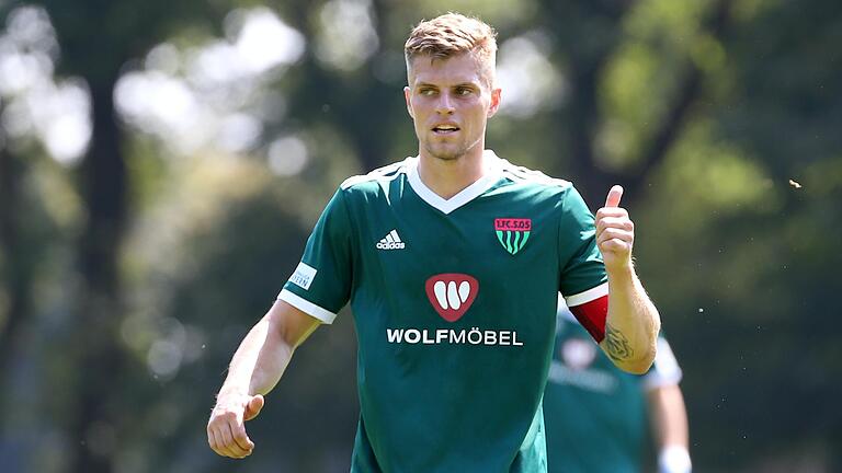 Nein, nicht nur ein Jahr - für zwei weitere Jahre hat Florian Pieper beim FC 05 Schweinfurt unterschrieben. Nein, nicht nur ein Jahr - für zwei weitere Jahre hat Florian Pieper beim FC 05 Schweinfurt unterschrieben.