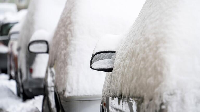 Kunstvolle Schneehauben haben über Nacht die parkenden Autos in der Stadt Schweinfurt bekommen. Kunstvolle Schneehauben haben über Nacht die parkenden Autos in der Stadt Schweinfurt bekommen. 