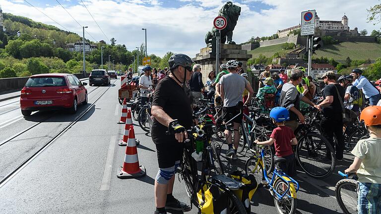 Raus aus der Windschutzscheiben-Perspektive: 100  Radfahrerinnen und Radfahrer demonstrierten im April 2019 für den nichtmotorisierten Zweiradverkehr.&nbsp; Symbolisch überquerten sie auf einem roten Teppich die Löwenbrücke in Würzburg, um auf die prekäre Sicherheitslage aufmerksam zu machen.