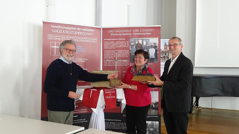 Rückgabe der Versöhnungszeichen (v.l.): Hans-Peter Dörr, Elisabeth Nikolai und Pfr. Jürgen Reichel Rückgabe der Versöhnungszeichen (v.l.): Hans-Peter Dörr, Elisabeth Nikolai und Pfr. Jürgen Reichel