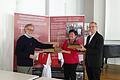 Rückgabe der Versöhnungszeichen (v.l.): Hans-Peter Dörr, Elisabeth Nikolai und Pfr. Jürgen Reichel