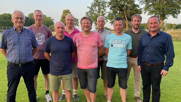 Im Bild die Führungsmannschaft des TSV zusammen mit Bürgermeister Christian Keller. Im Bild die Führungsmannschaft des TSV zusammen mit Bürgermeister Christian Keller.