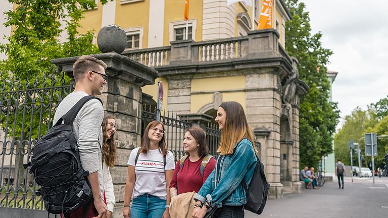 Studierende vor dem Altbau der FHWS in Würzburg:&nbsp; 1980 entstand das benachbarte neue Hörsaalgebäude in der Münzstraße, 2011 dann der Neubau am Sanderheinrichsleitenweg.